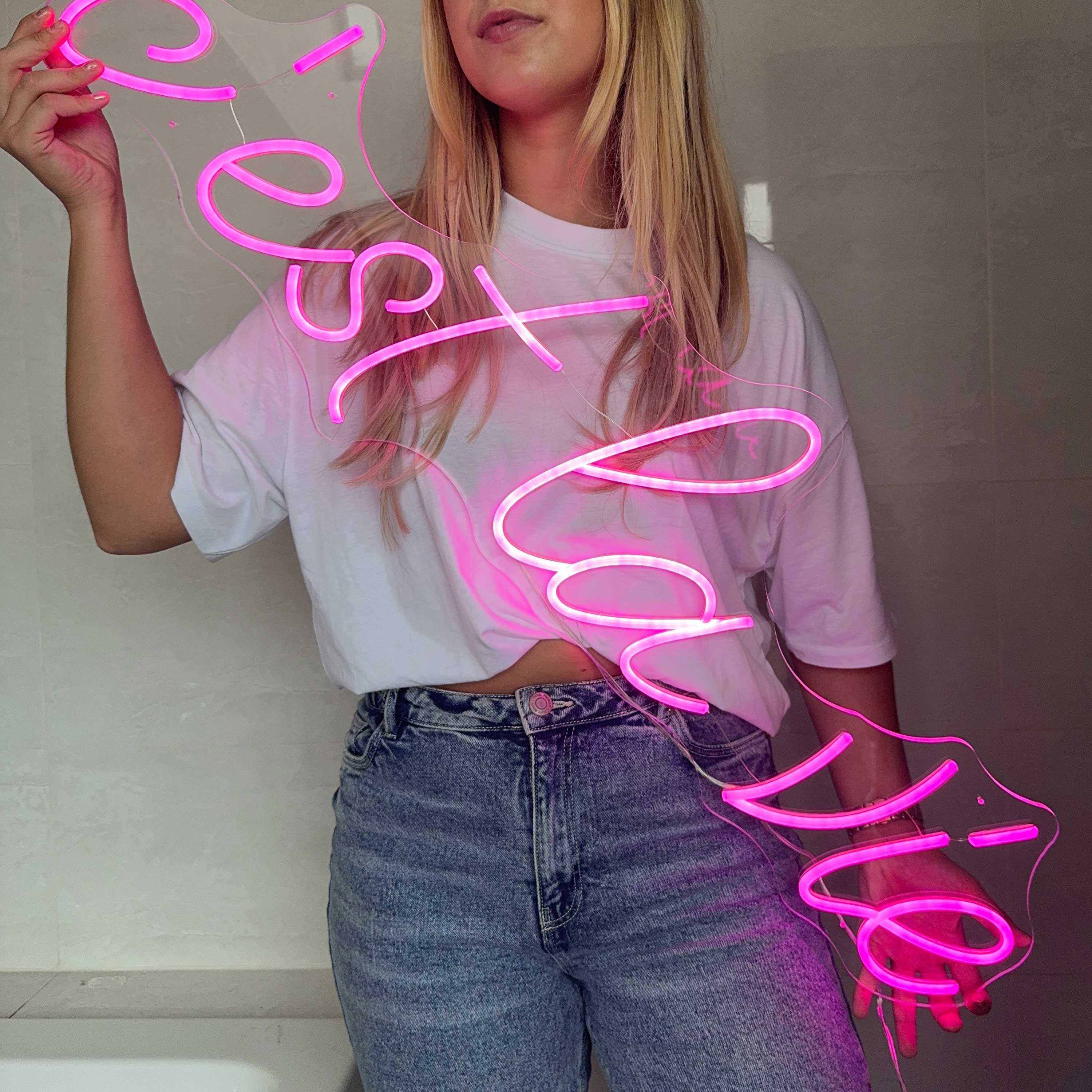 Neonskilt c'est la vie