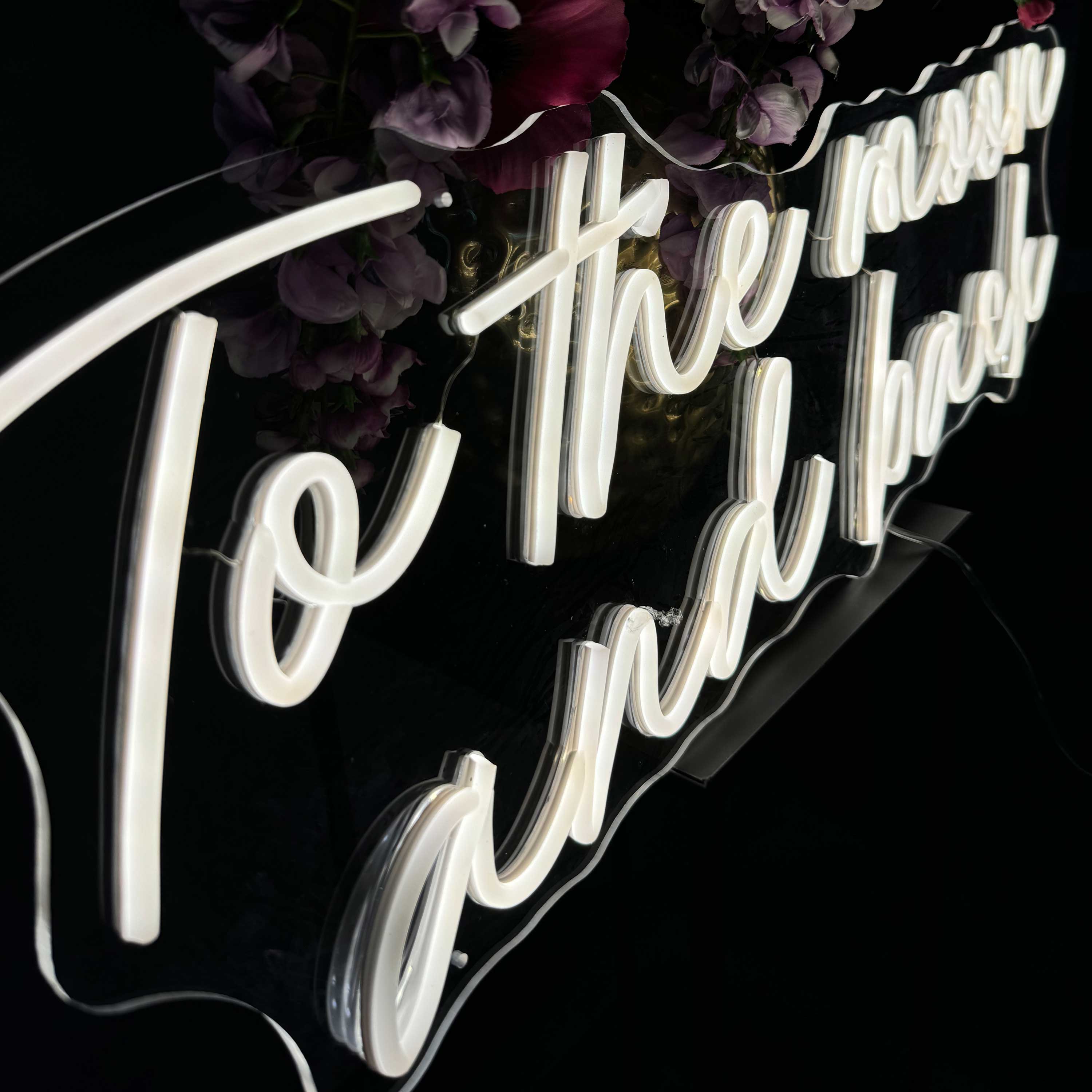 Neonskilt To The Moon and Back