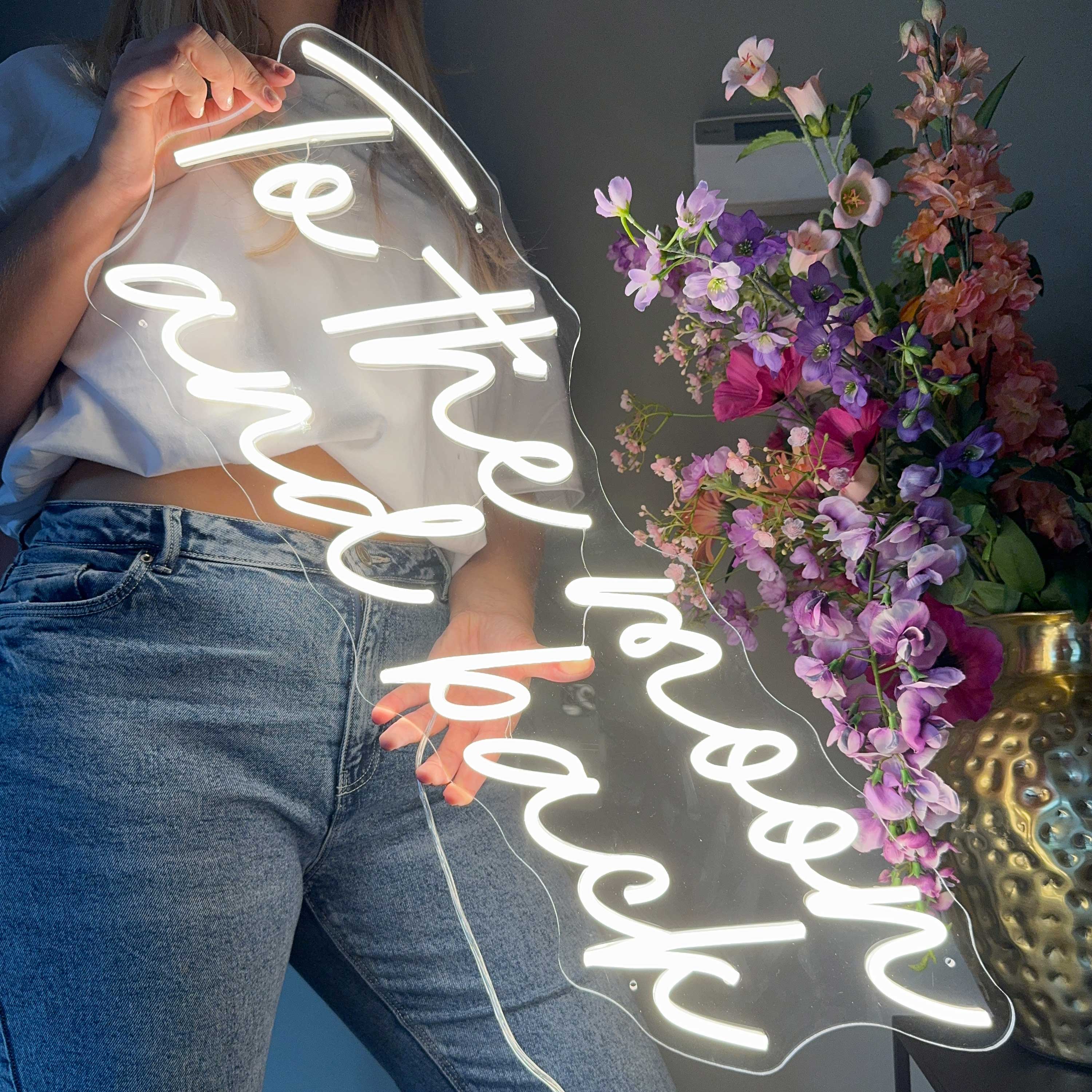 Neonskilt To The Moon and Back